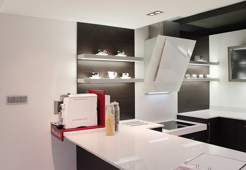Osvětlení v showroomu dodává vystaveným produktům dokonalý vzhled.